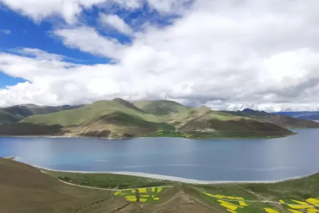 Sjön Yamzho Yumco i den autonoma regionen Tibet i Kina – en av sjöarna som tack vare minimal mänsklig påverkan inte genomgått några större färgförändringar. Foto: Zheng Duan