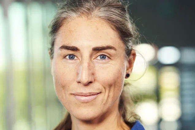 Porträtt på Anna Persson i blå skjorta. Foto